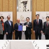 U7+ leaders presenting Japanese Prime Minister Fumio Kishida with their Tokyo Statement on Peace and Security.